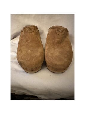 UGG Women’s platform studded Abbie clogs US size 10 Tan Suede